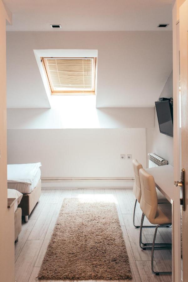 Hotel Dijana ピロト エクステリア 写真